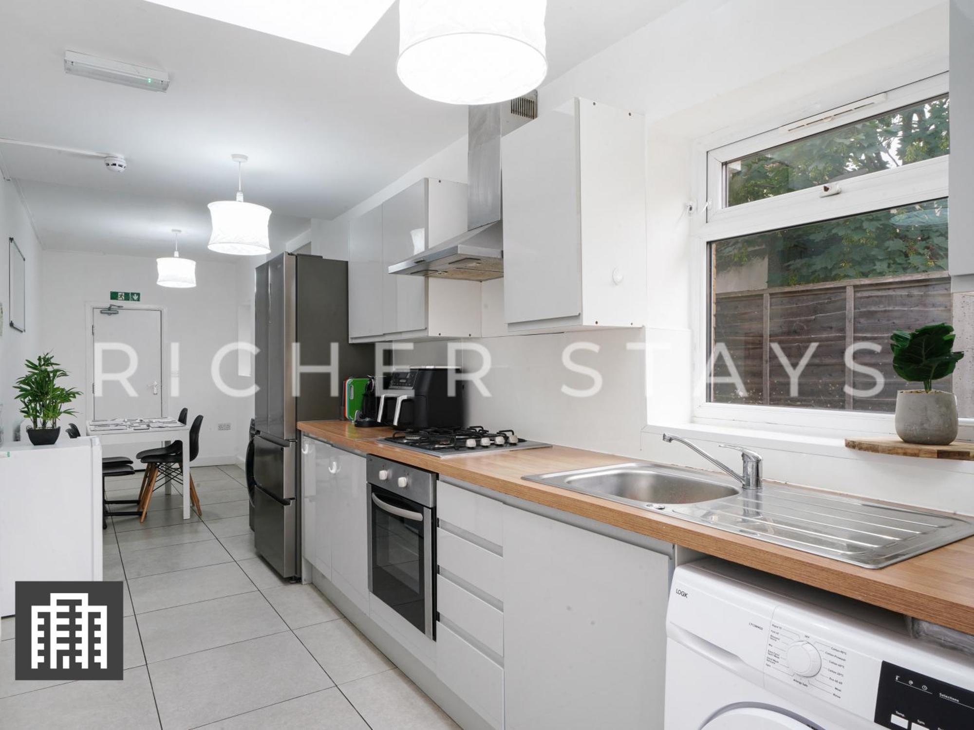 Large Home For Contractors & Families - Garden & Amenities Λονδίνο Εξωτερικό φωτογραφία