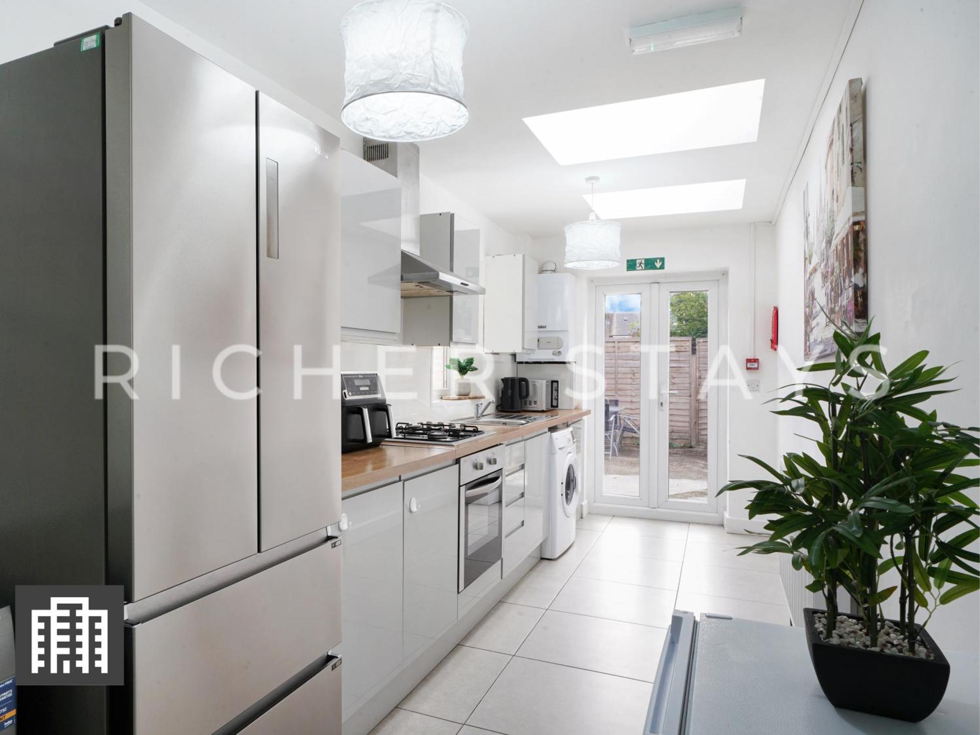 Large Home For Contractors & Families - Garden & Amenities Λονδίνο Εξωτερικό φωτογραφία