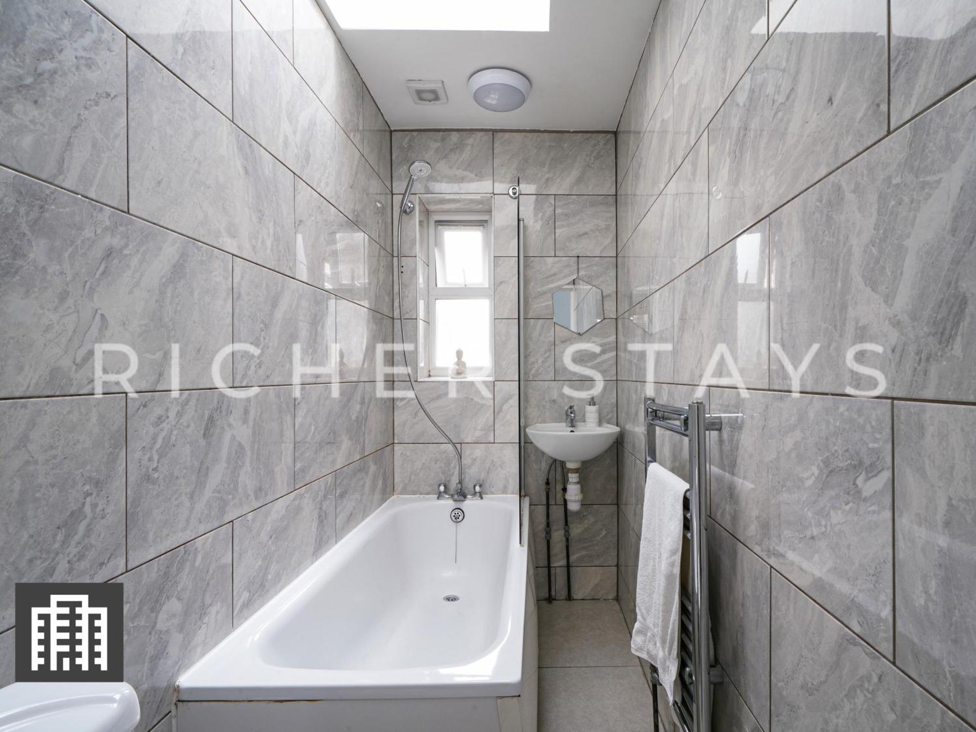 Large Home For Contractors & Families - Garden & Amenities Λονδίνο Εξωτερικό φωτογραφία